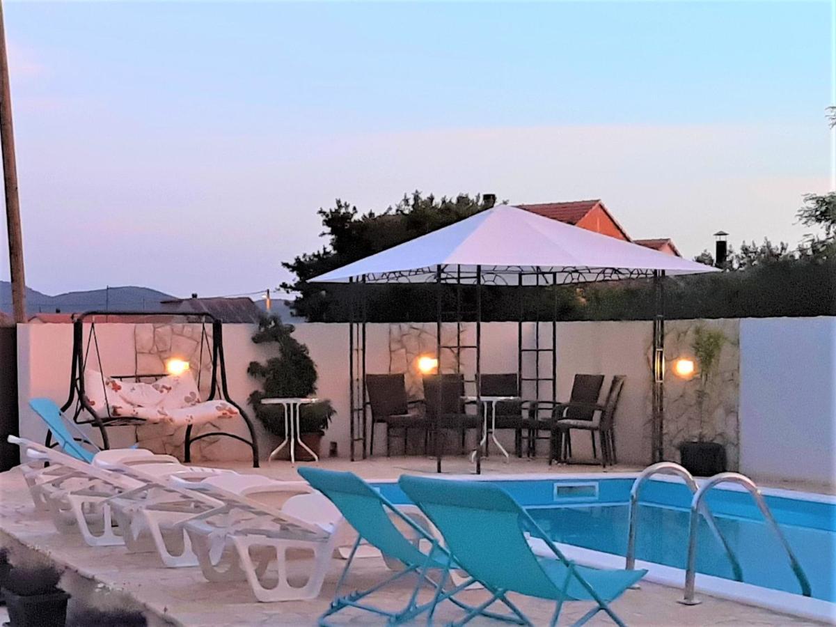 Apartments"Nika" With Private Pool Galovac  المظهر الخارجي الصورة